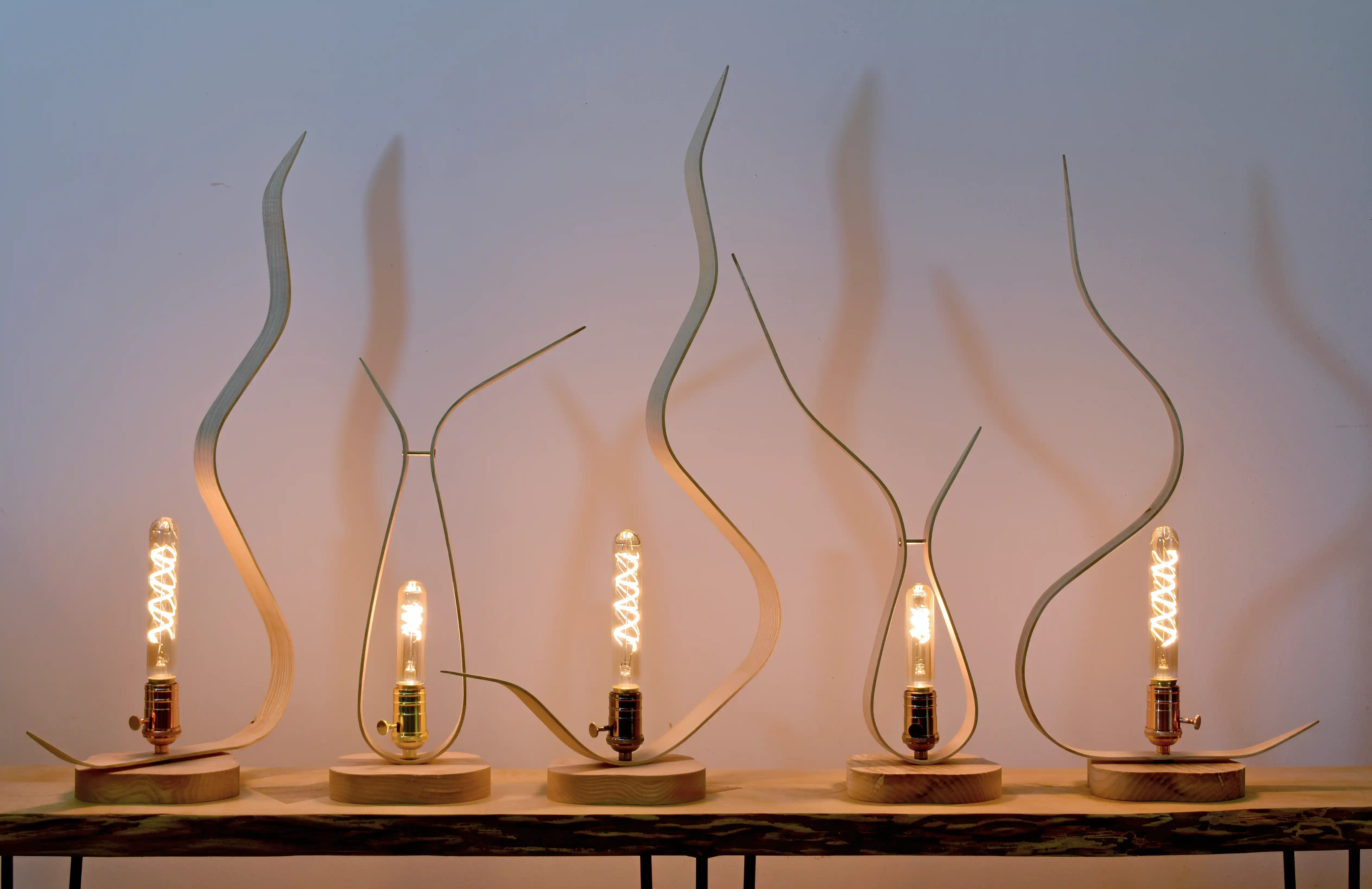 Nouvelle série de lampes en frêne cintré